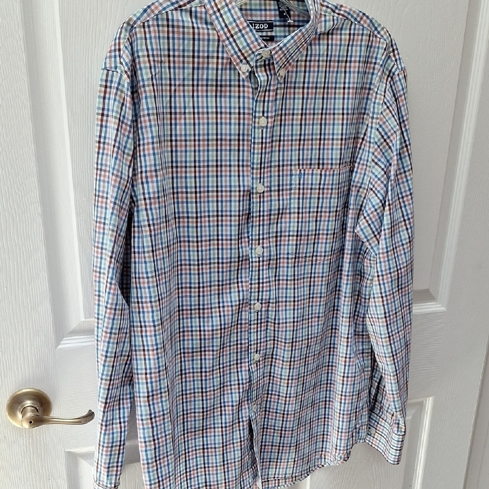 IZOD Men's Multicolor Plaid Shirt. Size M.  EUC